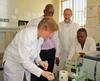 V Lejon et G Priotto encadrent les travaux pratiques à l'hôpital de Kariba
