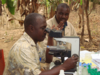 ©IRD / V. Jammoneau  Dépistage au miscrocope du parasite de la maladie du sommeil en Guinée 